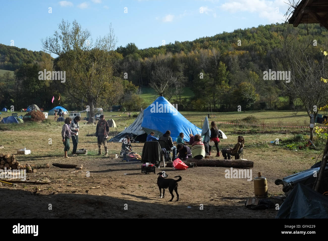 Getestet die ZAD - Staudamm von Sivens - 11.05.2014 - Frankreich /? MIDI-Pyrenee? / Lisle-Sur-Tarn - 5. November 2014. Getestet die ZAD - die "Farm", ein altes Haus mit keine Insassen und außerhalb des Hochwasser-Risiko, nun als ein Ort zum Leben verwandelt. Einige Anpassungen wurden durch Zadistes und das Haus ist jetzt ausgestattet mit einer Küche, ein Infirmery, ein Wohnheim, ein gratis-Shop für Kleidung, einen Workshop von Werkzeugen und eine Quelle für sauberes Wasser.   -Nicolas Remene / Le Pictorium Stockfoto