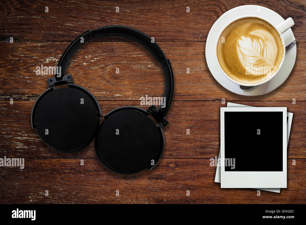 Kopfhörer-Kaffee und Foto Frame auf Holz Hintergrund und Struktur Stockfoto