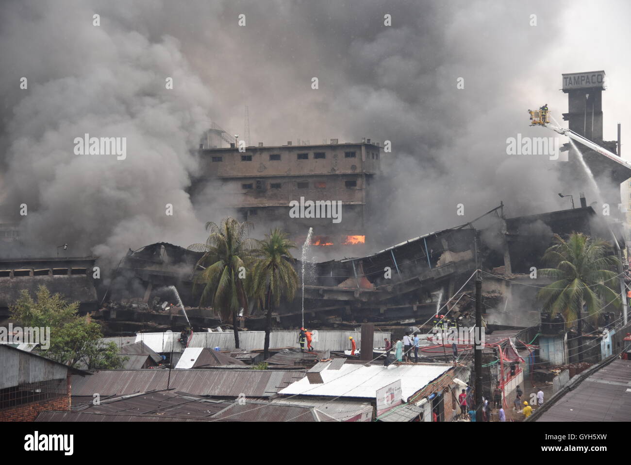 Dichter, schwarzer Rauch wabert aus einer Tampaco Verpackung Fabrik in Tongi industy Außenbereich Dhaka, Bangladesh. 10. September 2016. Stockfoto