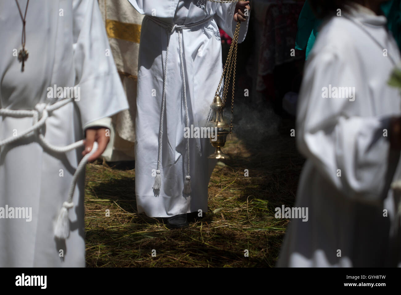 Ministranten verbreiten Weihrauch in einer Straße voller Segge während Fronleichnam religiöse Feier in El Gastor, Spanien Stockfoto