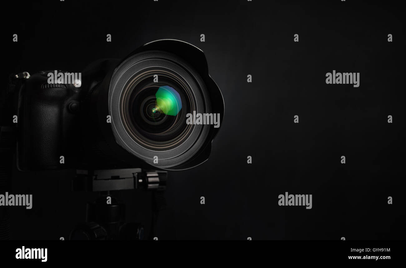 digitale Fotokamera auf schwarzem Hintergrund Stockfoto