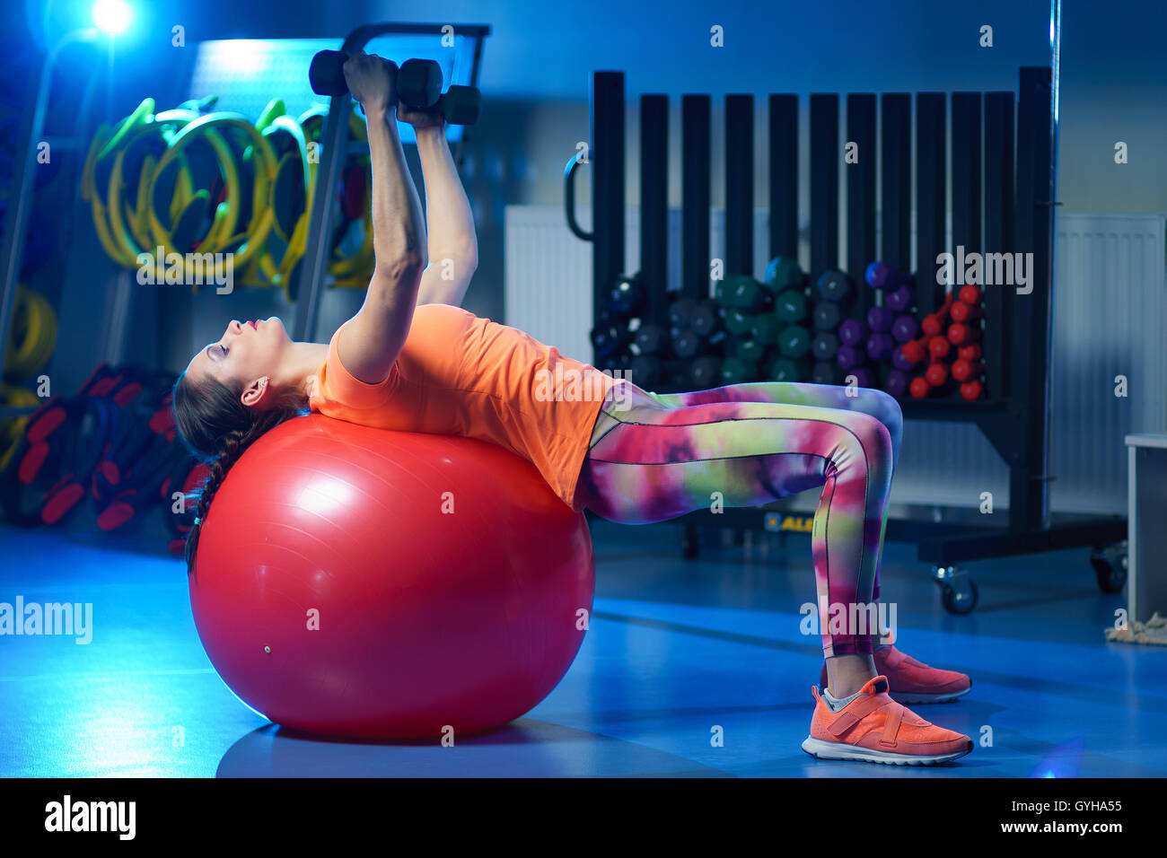 Konzept: Kraft, Stärke, Gesundheit, Sport. Leistungsstarke attraktive muskulöse Frau Fitness-Trainer im Fitness-Studio trainieren Stockfoto