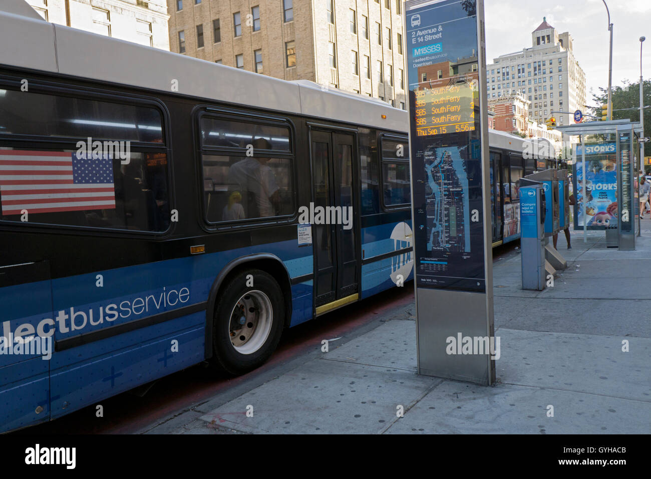 Eine Bushaltestelle auf Second Avenue im East Village mit einem High-Tech-Schild Pendler zu sagen, wann der nächste Bus kommt. Stockfoto