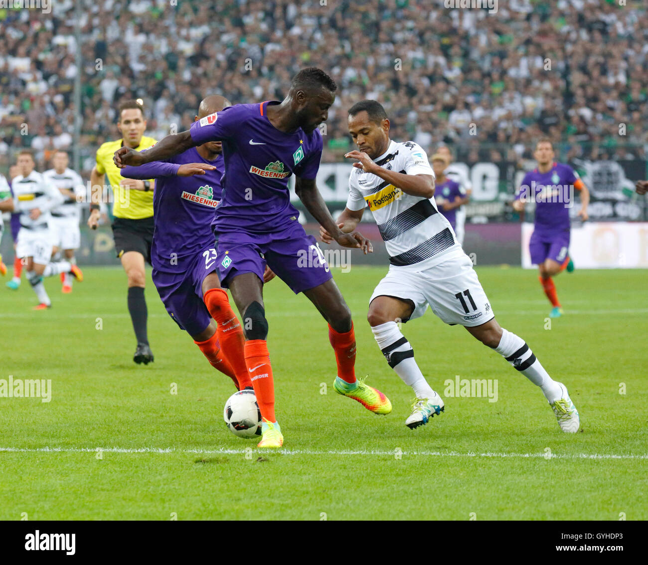 Sport, Fußball, Bundesliga, 2016/2017, Borussia Mönchengladbach vs. SV Werder Bremen 4:1, Stadion Borussia-Park, Szene des Spiels, v.l.n.r.: Schiedsrichter Tobias Stieler, Theodor Gebre Selassie (Bremen), Ludovic Lamine Sane (Bremen), Raffael (MG) Stockfoto