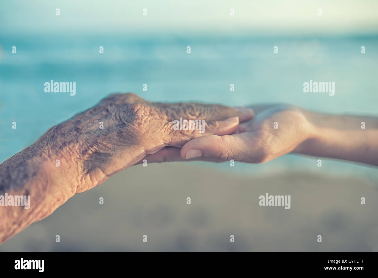 Helfende Hände, Pflege für das ältere Konzept Stockfoto