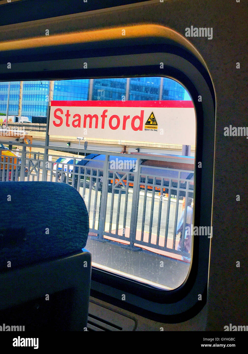 Stamford Train Station Zeichen durch einen Amtrak Zug Fenster, Stamford, CT, USA Stockfoto