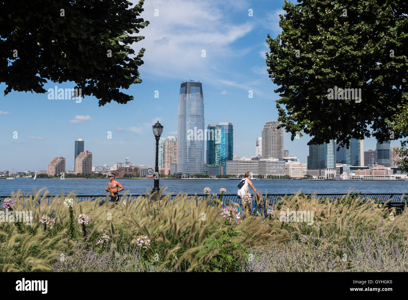 Die Esplanade der Battery Park City mit den Hudson River und New Jersey Skyline im Hintergrund, NYC Stockfoto