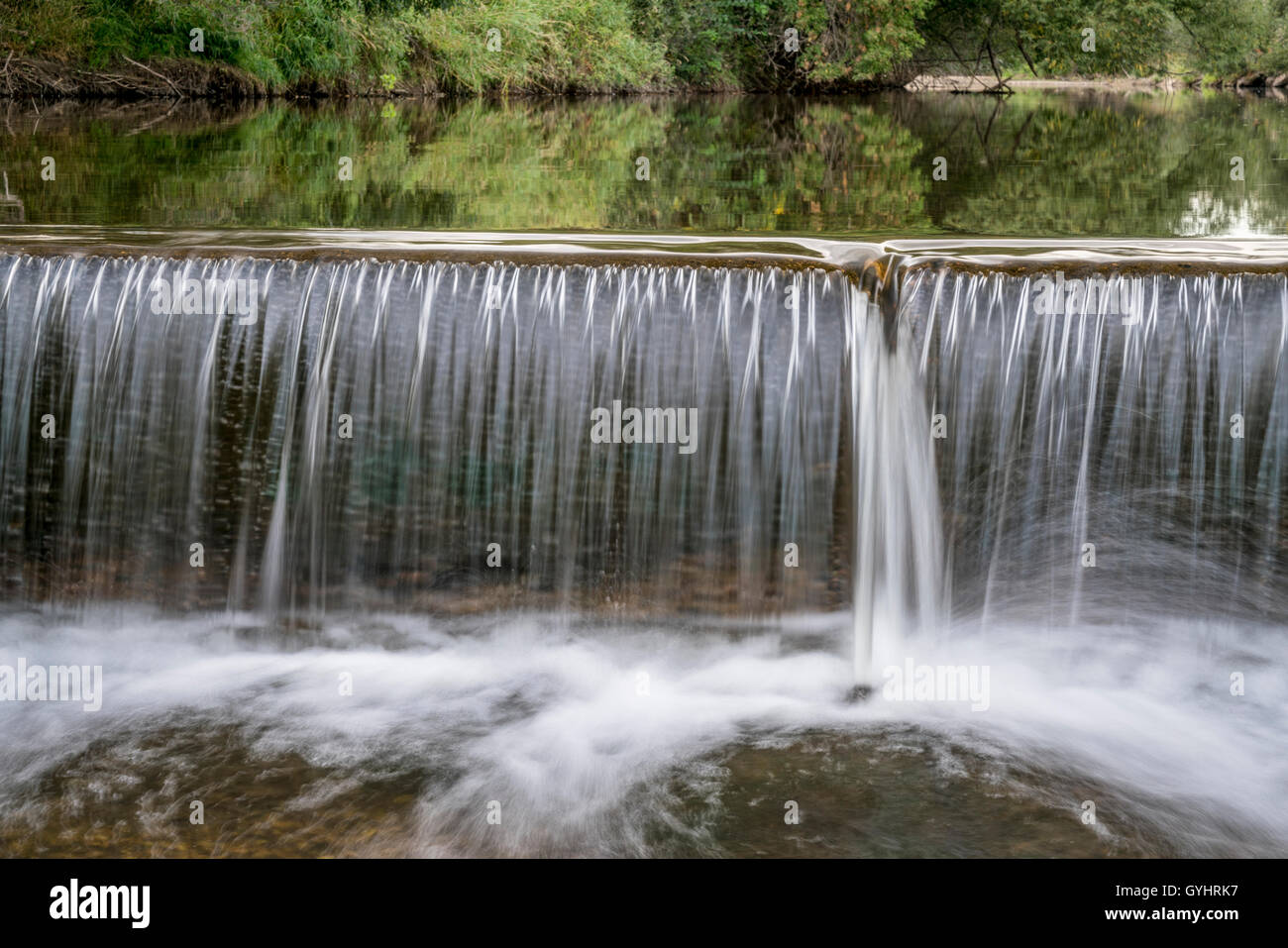 einer der zahlreichen Umleitung Diversion Stauseen auf dem Poudre RIver in Fort Collins, Colorado Stockfoto