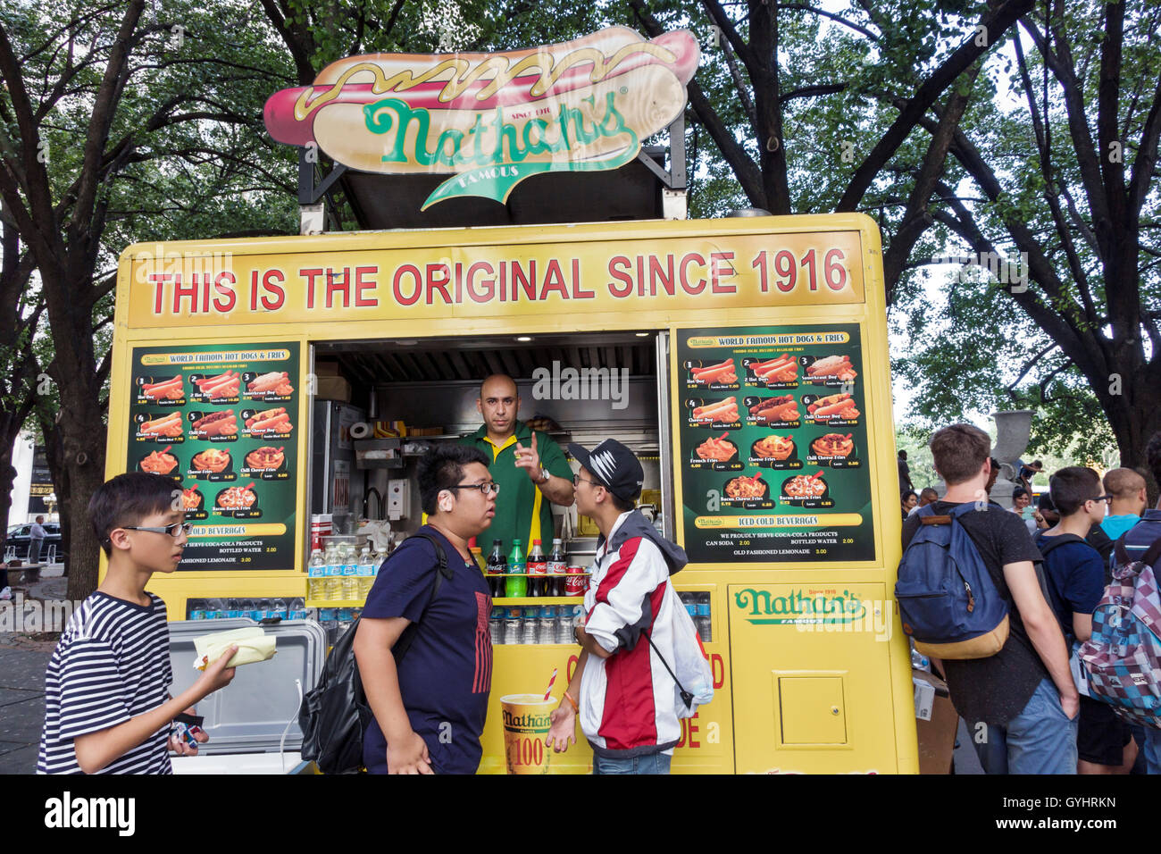 New York City, NY NYC Manhattan, Central Park South, Street Food Vendor, Hot Dogs, Nathan's Famous, Asian Adult, Adults, man men Male, boy boys Kids children Stockfoto