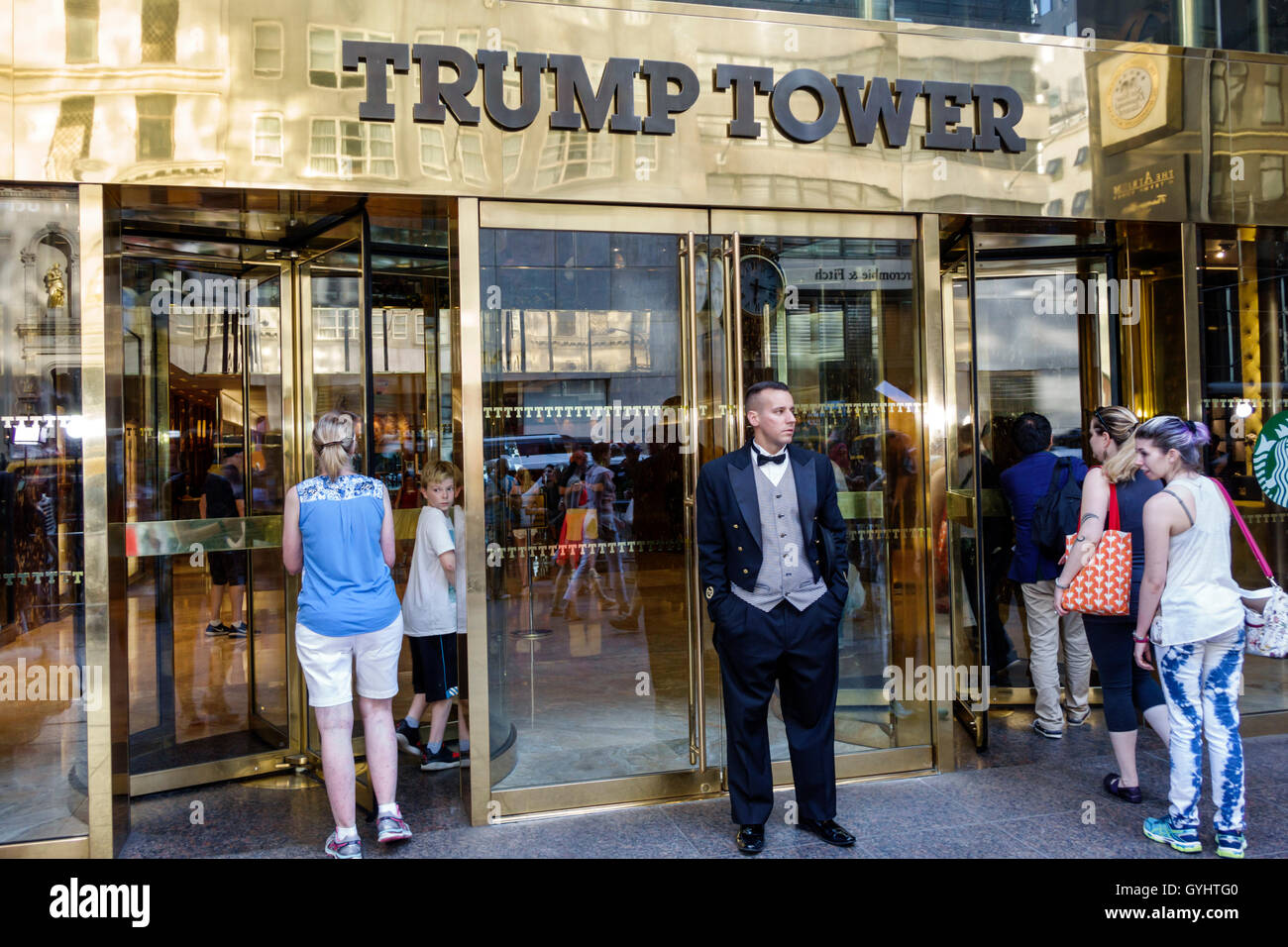 New York City, NY NYC Manhattan, Midtown, Fifth Avenue, Trump Tower, Eingang, Schild, Türsteher, Job, Smoking Frack, Erwachsene, Erwachsene, Männer, Männer, junge Erwachsene, Erwachsene Stockfoto