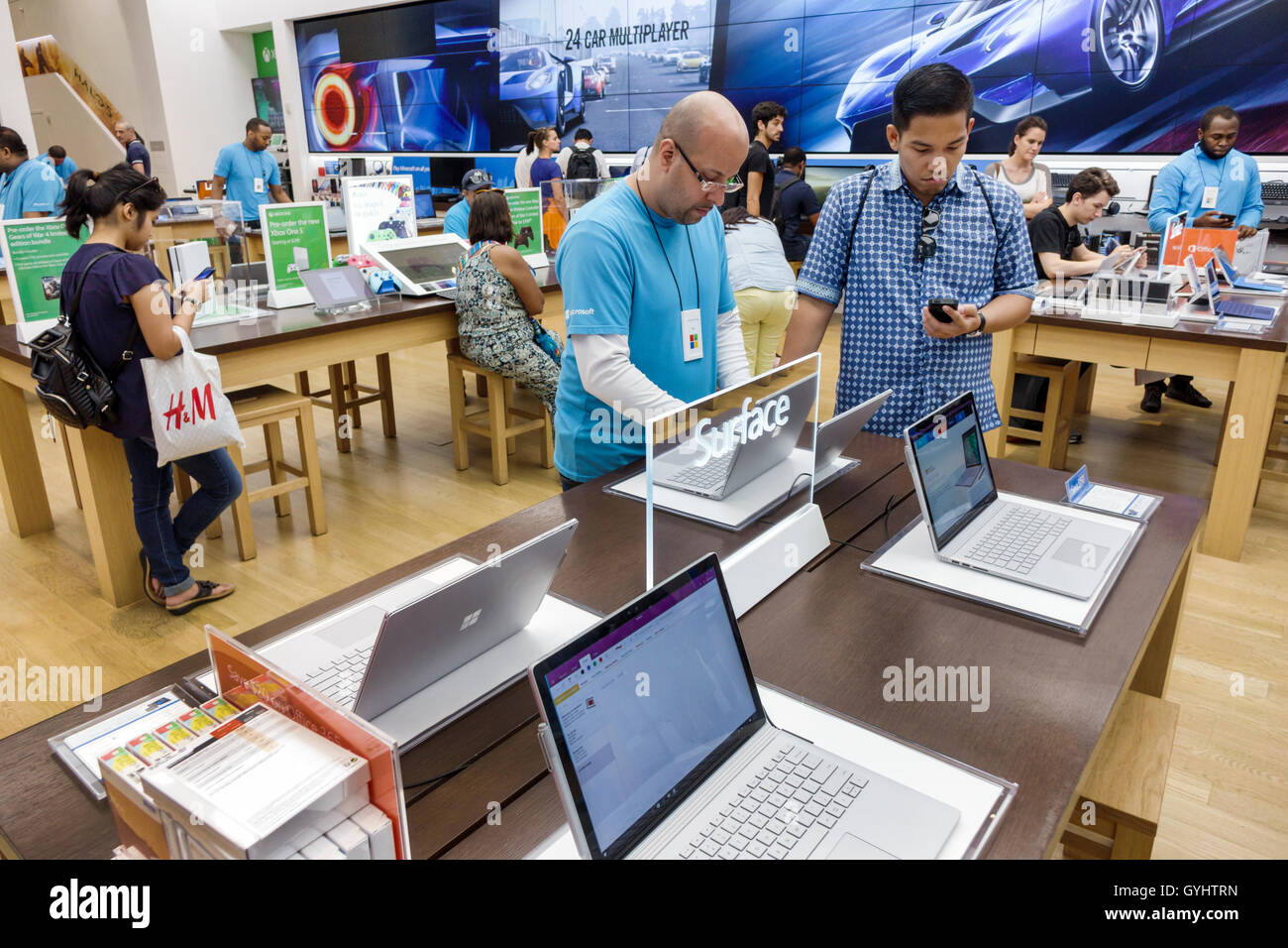 New York City, NY NYC, Manhattan, Midtown, Fifth Avenue, Shopping Shopper Shopper Geschäfte Geschäfte Markt Märkte Marktplatz Kauf Verkauf, Einzelhandelsgeschäfte Stockfoto