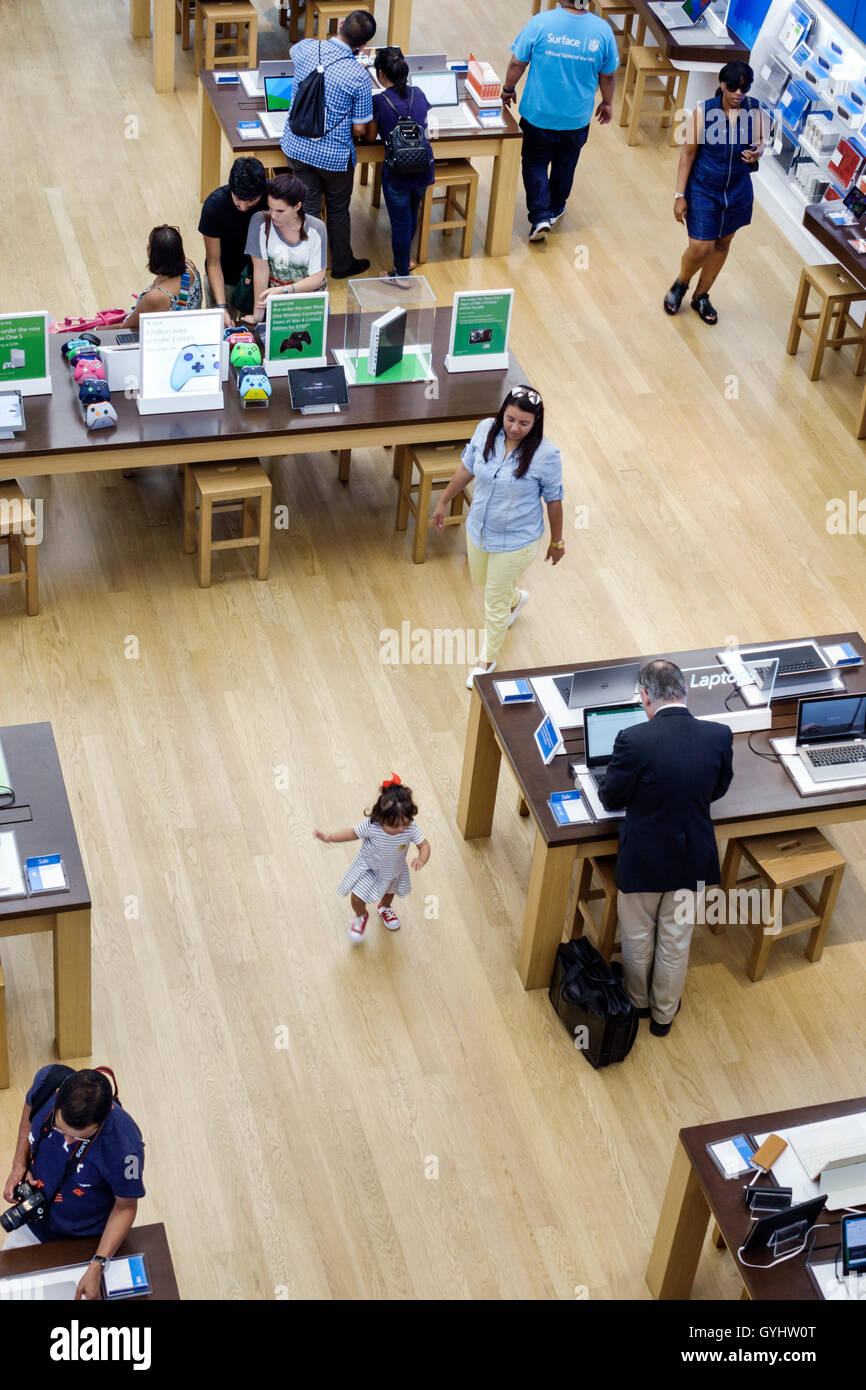 New York City, NY NYC, Manhattan, Midtown, Fifth Avenue, Shopping Shopper Shopper Geschäfte Geschäfte Markt Märkte Marktplatz Kauf Verkauf, Einzelhandelsgeschäfte Stockfoto