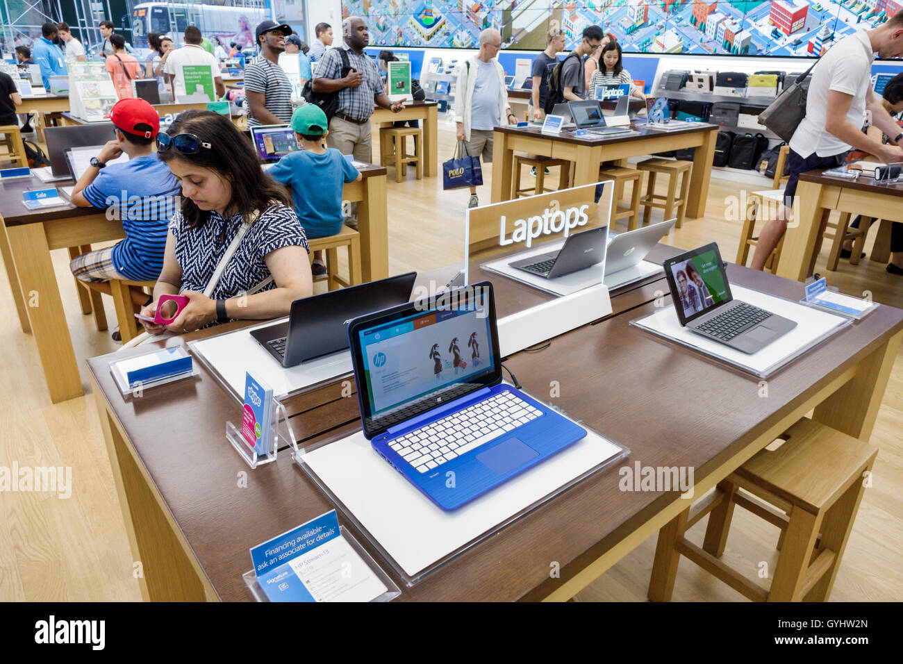 New York City, NY NYC Manhattan, Midtown, Fifth Avenue, Shopping Shopper Shopper Shops Geschäfte Markt Märkte Marktplatz Kauf Verkauf, Einzelhandelsgeschäfte Stockfoto