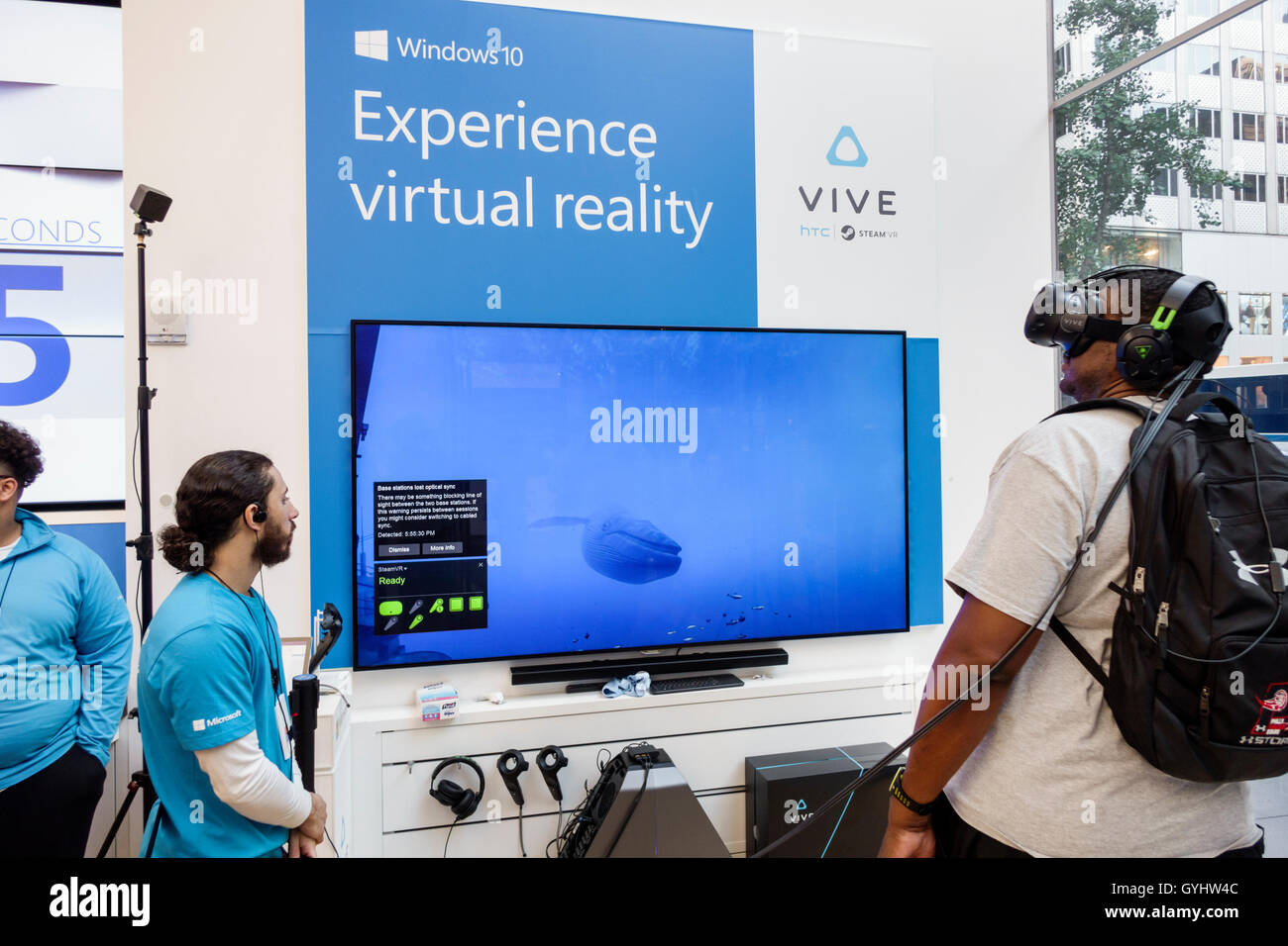 New York City, NY NYC Manhattan, Midtown, Fifth Avenue, Shopping Shopper Shopper Shops Geschäfte Markt Märkte Marktplatz Kauf Verkauf, Einzelhandelsgeschäfte Stockfoto