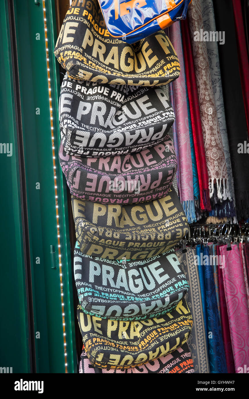 Taschen für den Verkauf außerhalb einem Souvenir und Geschenk-Shop in Prag  Tschechische Republik Stockfotografie - Alamy