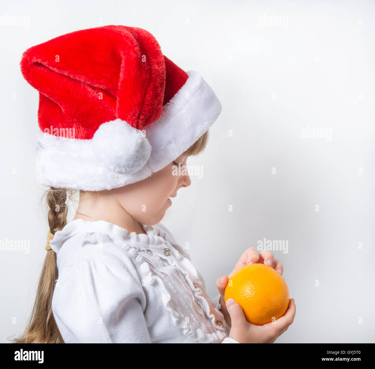 Kind, Mädchen, Schneewittchen, Urlaub, Silvester, Weihnachten, roter Hut, Winter, Symbol, Grüße, Gefühle, Stimmung, weißen Hinterg Stockfoto