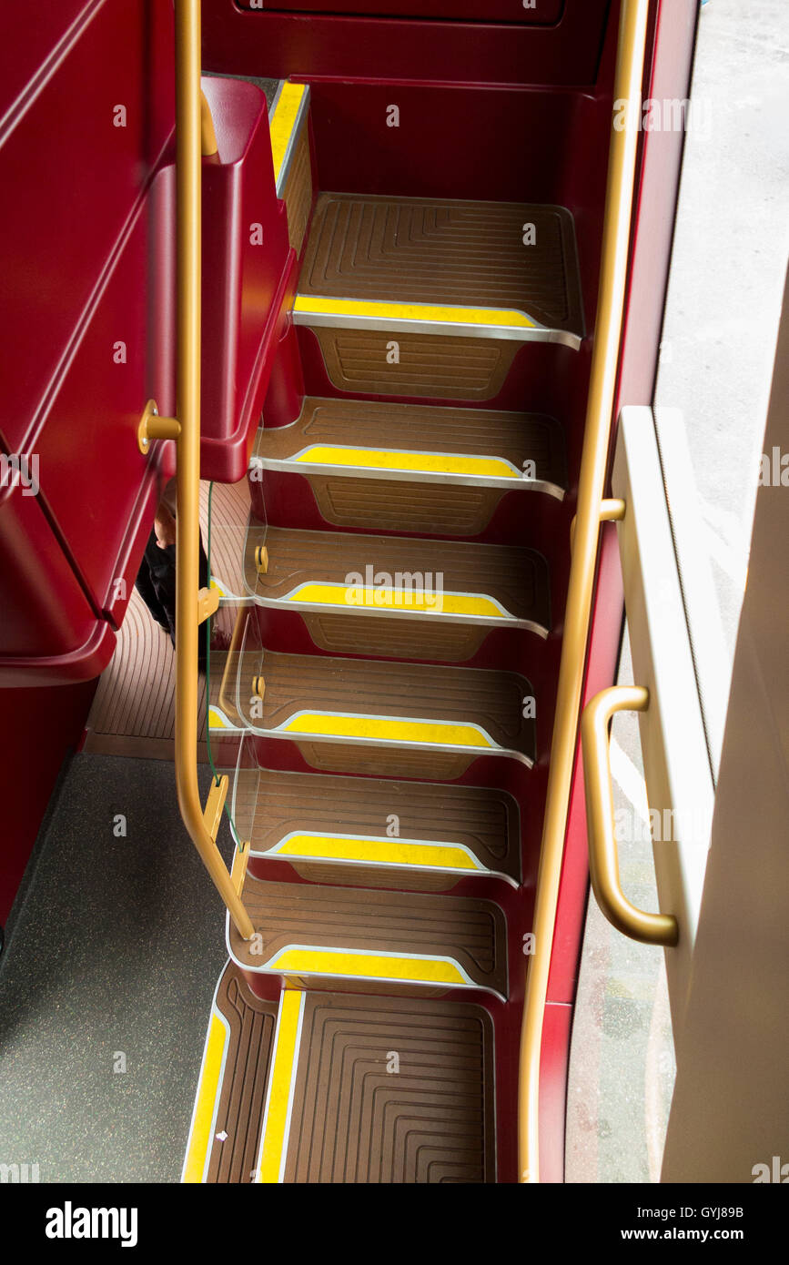 Der Passagier-Treppe / Treppe Fall Schritte an der Front / middle auf Routemaster Doppeldeckerbus zum Oberdeck Busse Stockfoto