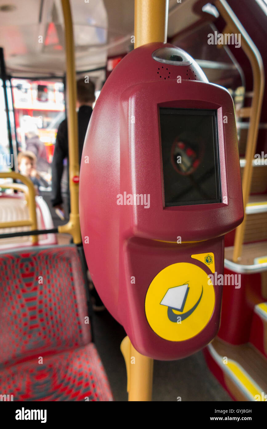 Oyster Card Ticketleser / Validator / Validatoren auf neue Routemaster LT / London Transport Doppeldecker / Doppeldecker-Bus. Stockfoto