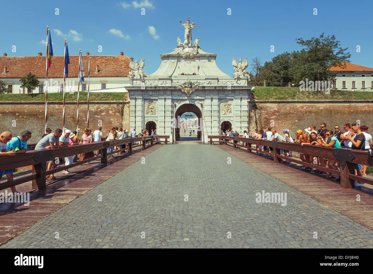 Alba Iulia, Rumänien - 24. Juli 2106: Touristen warten auf den Wechsel der  Wachen, eine einzigartige militärische Zeremonie am dritten Tor von Alba  Carolina Zitadelle Stockfotografie - Alamy