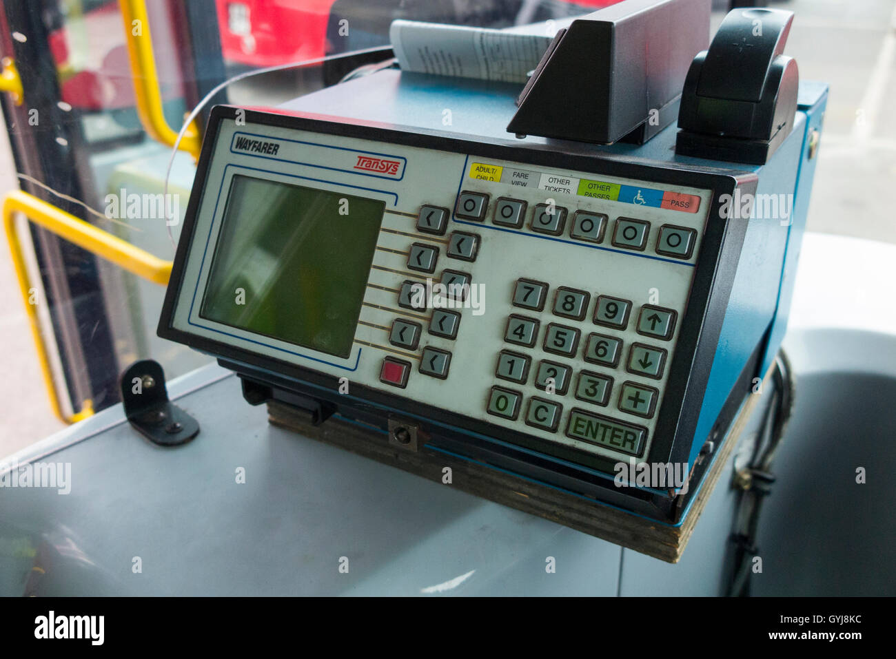 Wayfarer Transys frühe Oyster Card-Reader / Validator / Validatoren & Fahrkartenautomat aus dem Fahrersitz von einem Londoner Bus gesehen. Stockfoto