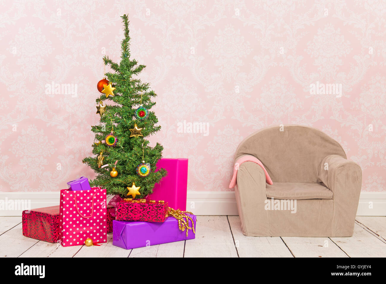 Vintage Zimmer mit Weihnachtsbaum, Geschenke und Stuhl Stockfoto
