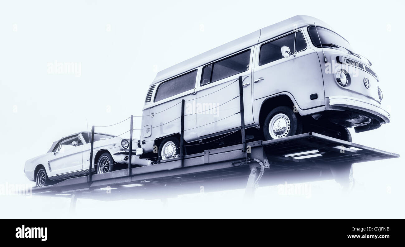 zwei Oldtimer Anhänger ein Ford Mustang Cabrio und VW T2 Camper auf einem Auto Stockfoto
