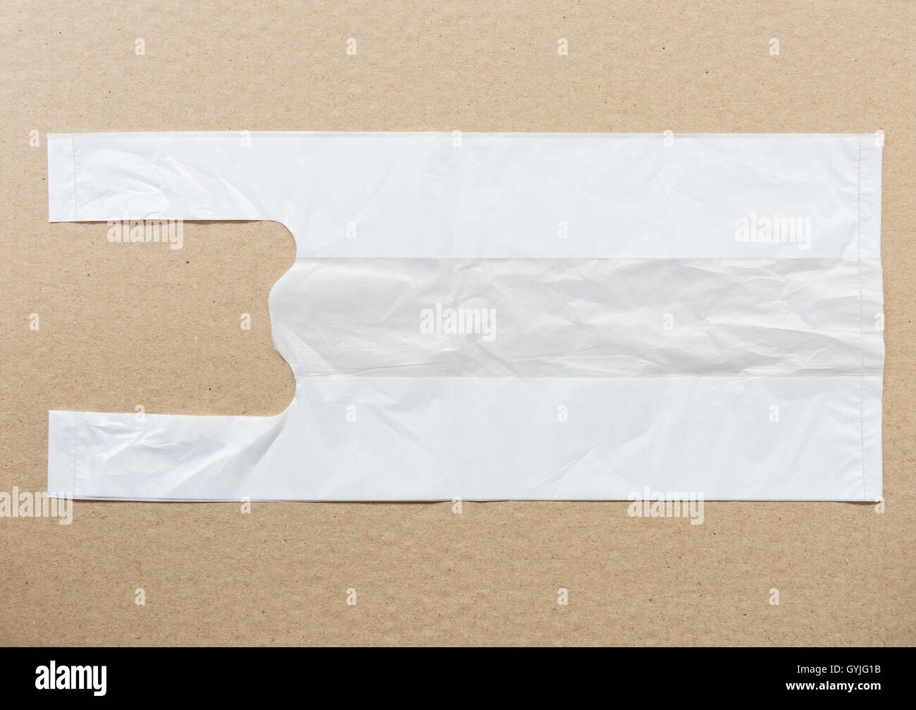 weiße Plastiktüte für den Einsatz in der Lebensmittelladen auf dem Packpapier. Stockfoto