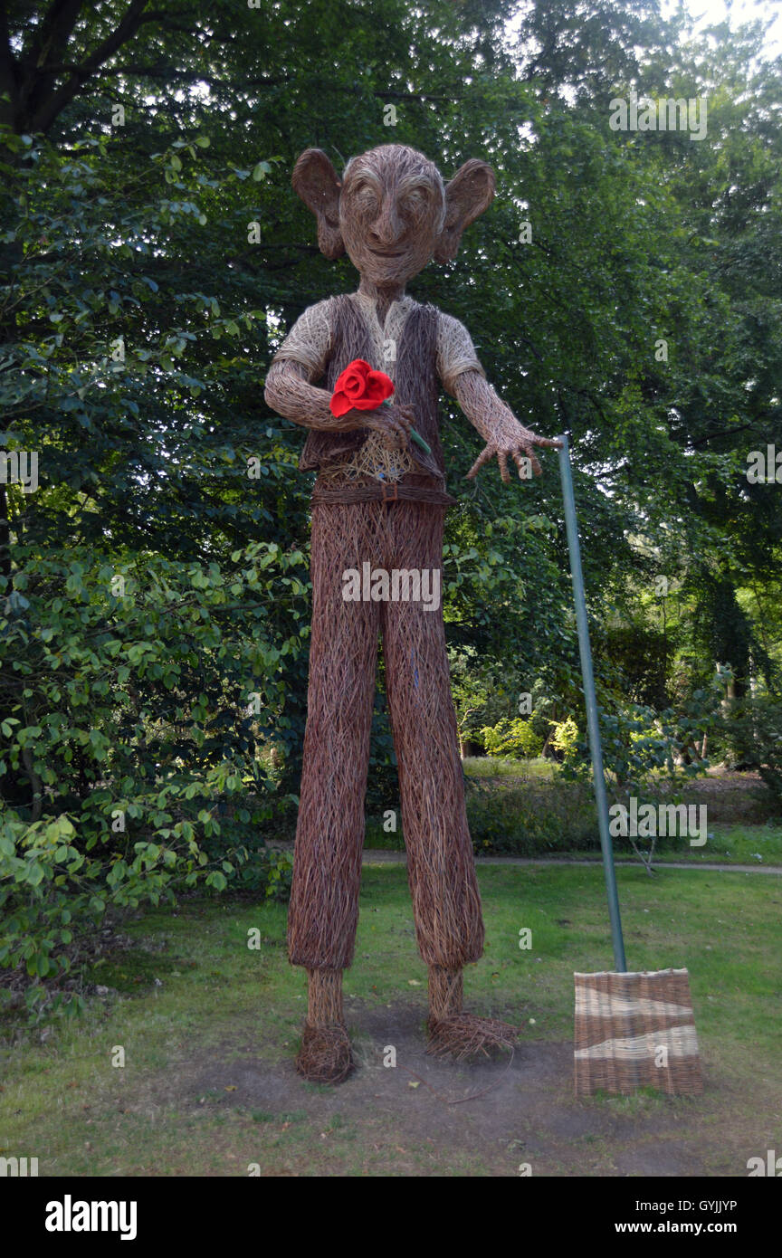 Eine Weide-Skulptur von der BFG im Garten RHS Harlow Carr. Yorkshire, England, Vereinigtes Königreich. Stockfoto