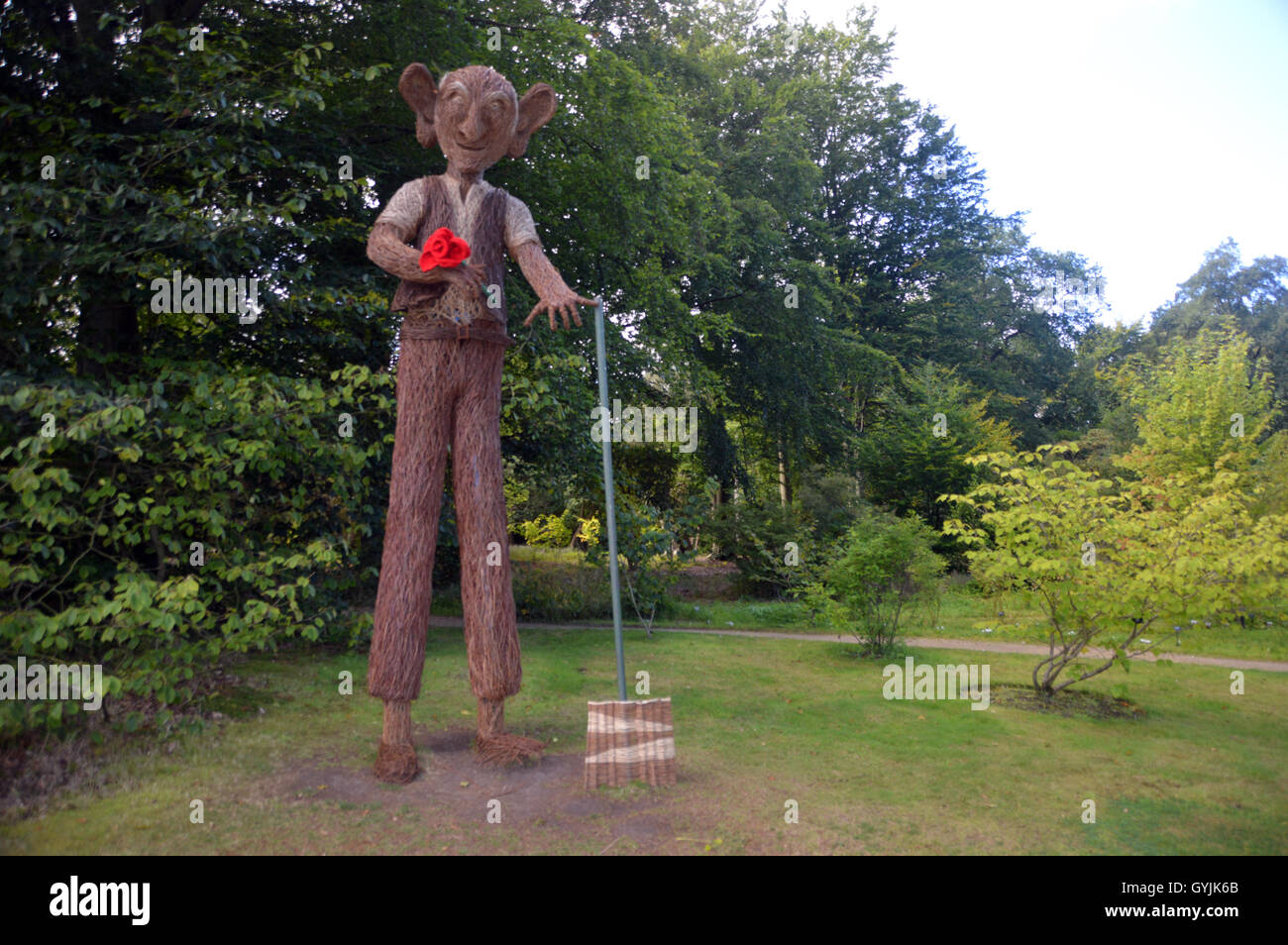 Eine Weide-Skulptur von der BFG im Garten RHS Harlow Carr. Yorkshire, England, Vereinigtes Königreich. Stockfoto