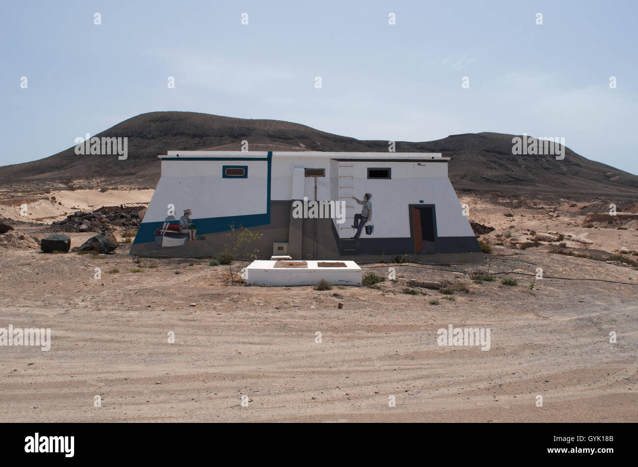 Fuerteventura: gemaltes Haus auf den Kanarischen Inseln Landschaft auf der Straße zwischen Lajares und El Cotillo Stockfoto