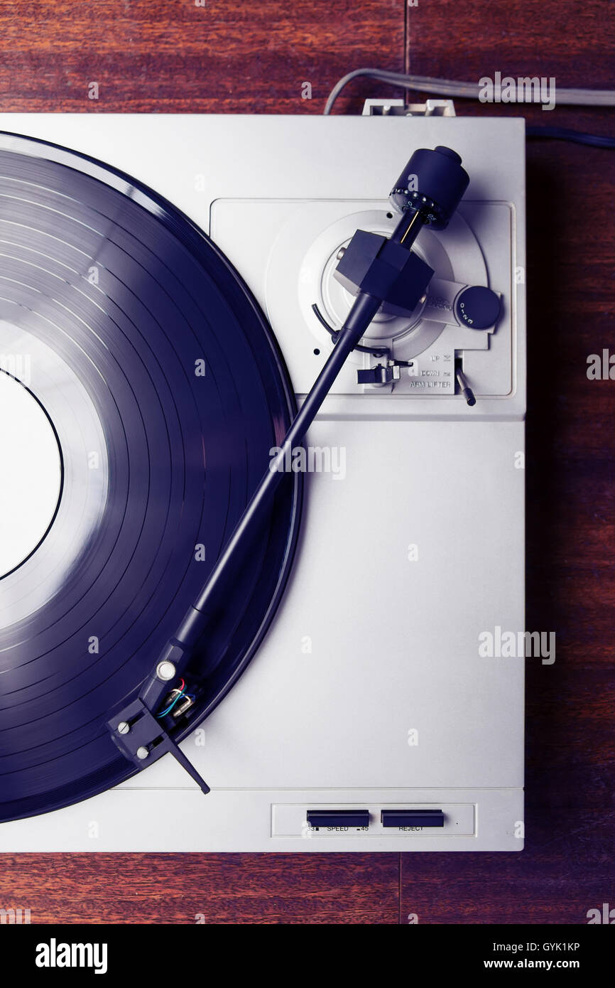 Plattenspieler Vinyl-Schallplatte mit Musik zu spielen. Home-HiFi-System für audio-Enthusiasten. Ansicht von oben. Stockfoto