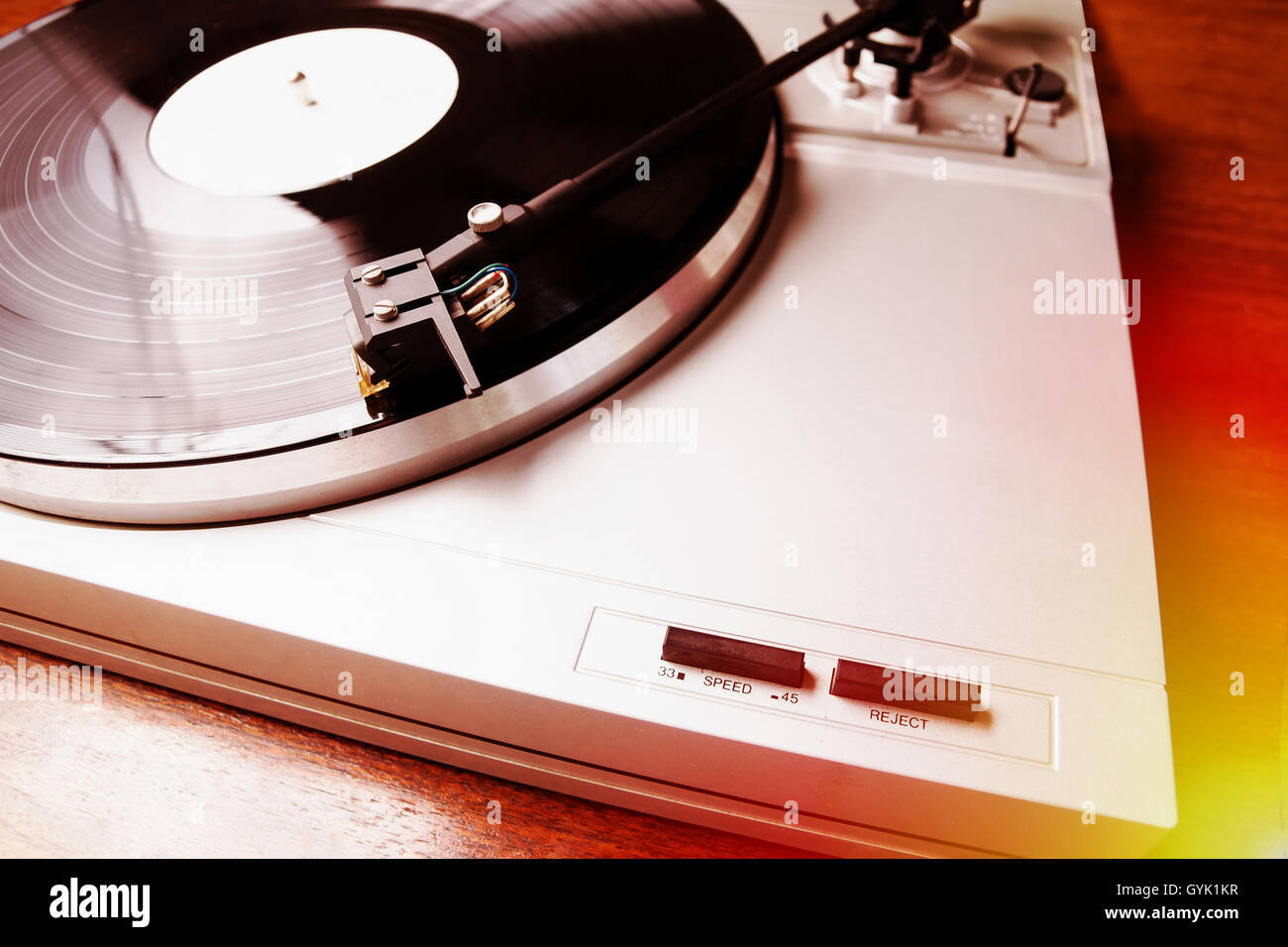 Plattenspieler Vinyl-Schallplatte mit Musik zu spielen. Home-HiFi-System für audio-Enthusiasten oder Hipster. Lichtleck Film Filter-Effekt Stockfoto
