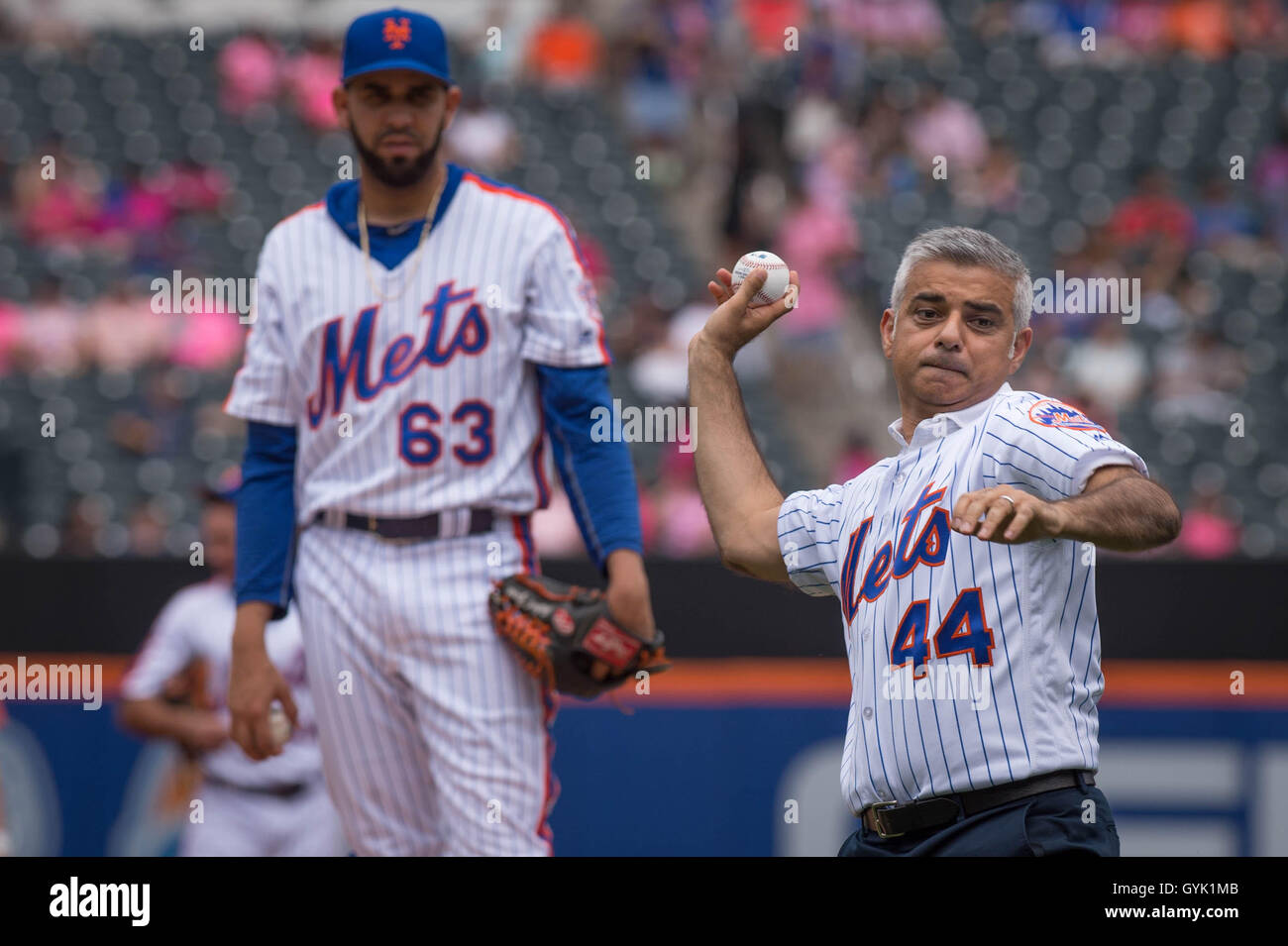 Bürgermeister von London Sadiq Khan Stellplätze den ersten Ball bei einem Baseball-Spiel zwischen den New York Mets und Minnesota Twins bei Citi Field in New York City, während eines dreitägigen Besuchs in der US-Hauptstadt im Rahmen seines Besuchs in Nordamerika, wo er soll NYC Bürgermeister Bill de Blasio treffen. Stockfoto