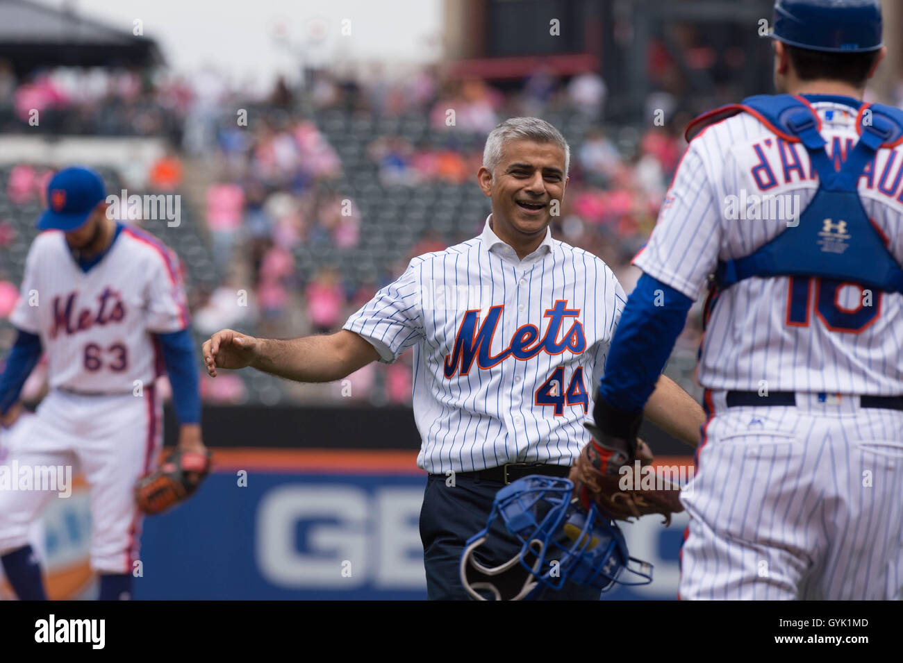 Bürgermeister von London Sadiq Khan Stellplätze den ersten Ball bei einem Baseball-Spiel zwischen den New York Mets und Minnesota Twins bei Citi Field in New York City, während eines dreitägigen Besuchs in der US-Hauptstadt im Rahmen seines Besuchs in Nordamerika, wo er soll NYC Bürgermeister Bill de Blasio treffen. Stockfoto