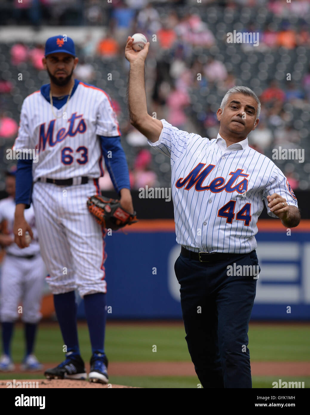 Bürgermeister von London Sadiq Khan Stellplätze den ersten Ball bei einem Baseball-Spiel zwischen den New York Mets und Minnesota Twins bei Citi Field in New York City, während eines dreitägigen Besuchs in der US-Hauptstadt im Rahmen seines Besuchs in Nordamerika, wo er soll NYC Bürgermeister Bill de Blasio treffen. Stockfoto