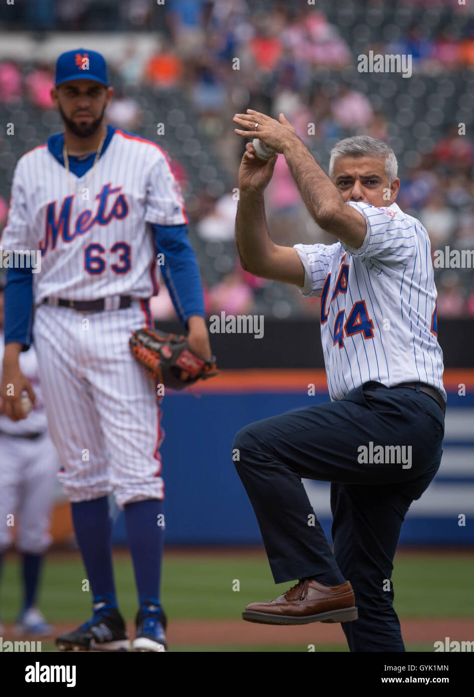 Bürgermeister von London Sadiq Khan Stellplätze den ersten Ball bei einem Baseball-Spiel zwischen den New York Mets und Minnesota Twins bei Citi Field in New York City, während eines dreitägigen Besuchs in der US-Hauptstadt im Rahmen seines Besuchs in Nordamerika, wo er soll NYC Bürgermeister Bill de Blasio treffen. Stockfoto