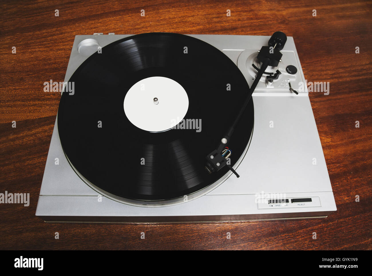 Plattenspieler Vinyl-Schallplatte mit Musik zu spielen. Nützliche Ausrüstung für DJ, Diskothek und Retro-Hipster-Thema oder Audio-Enthusiasten. Stockfoto