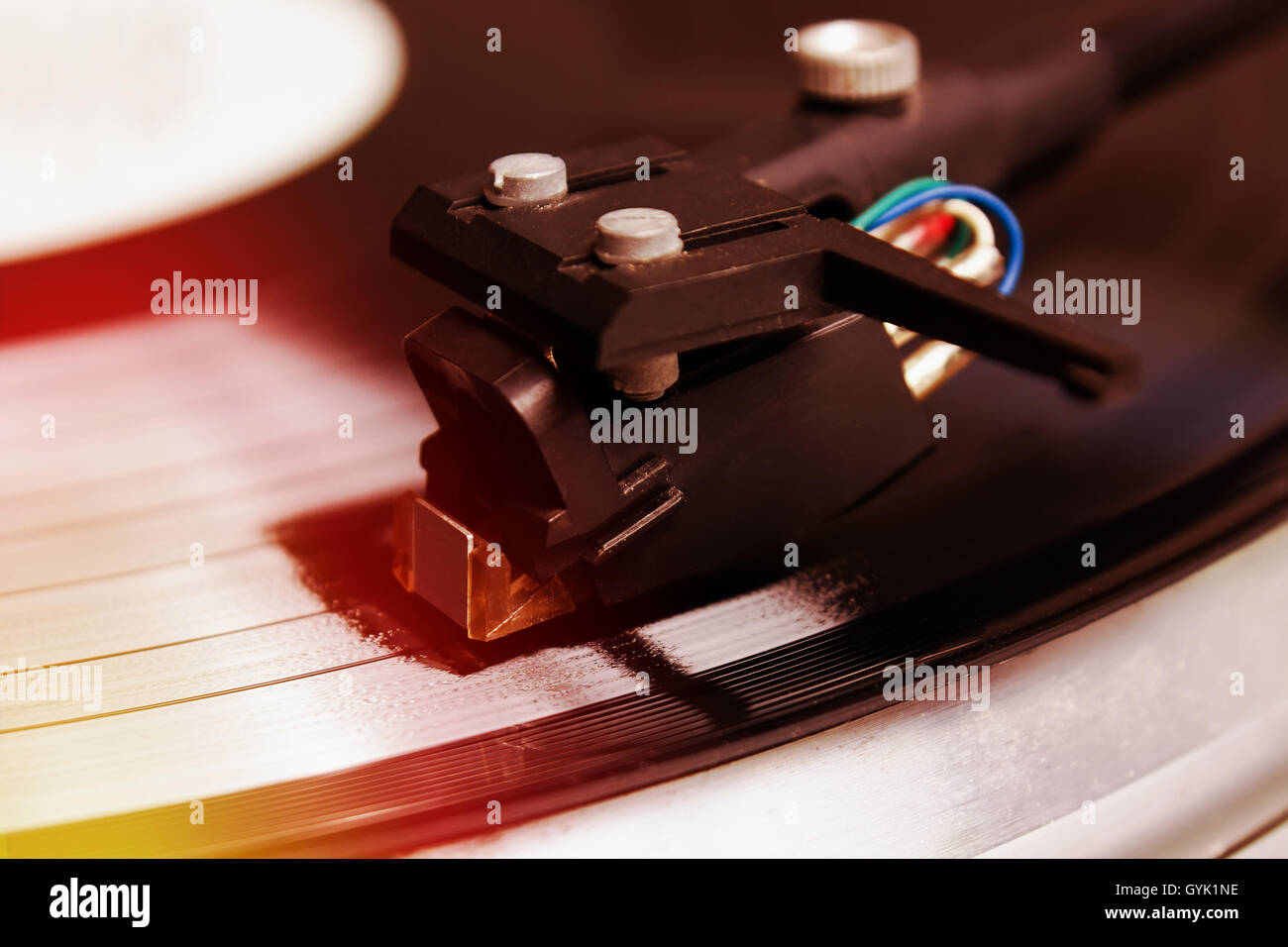 Plattenspieler-Spieler mit musikalischen Vinyl-Schallplatte. Nützlich für DJ, Diskothek und Retro-Thema. Roten Film filter Stockfoto