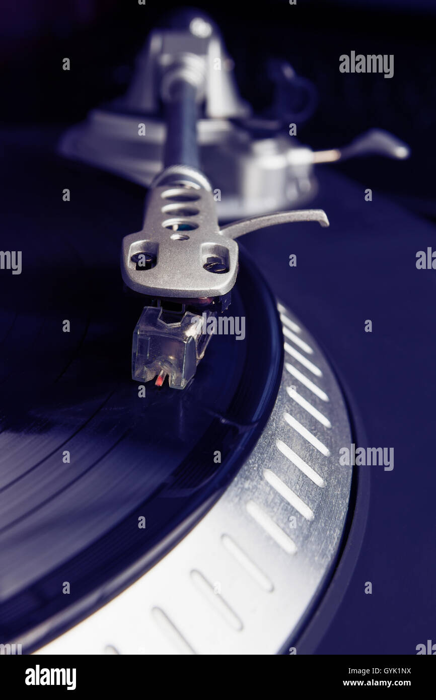 Plattenspieler Vinyl-Schallplatte mit Musik zu spielen. Nützliche Ausrüstung für DJ, Diskothek und Retro-Hipster-Thema oder Audio-Enthusiasten. Instagram Hipster Tonen. Stockfoto