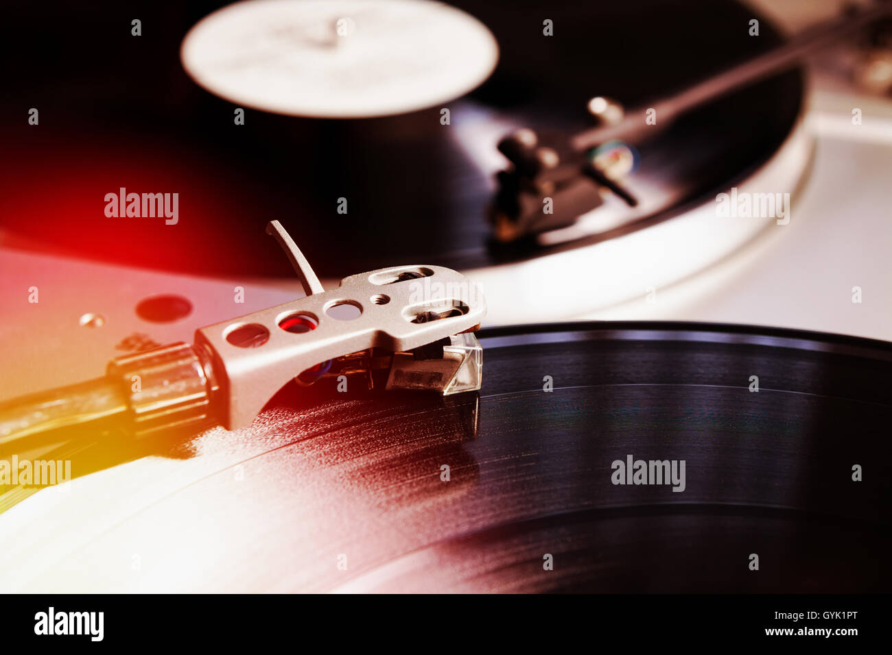 Plattenspieler-Spieler mit musikalischen Vinyl-Schallplatte. Nützlich für DJ, Diskothek und Retro-Thema. Hautnah auf der Nadel. Lichtleck Filmeffekt Stockfoto