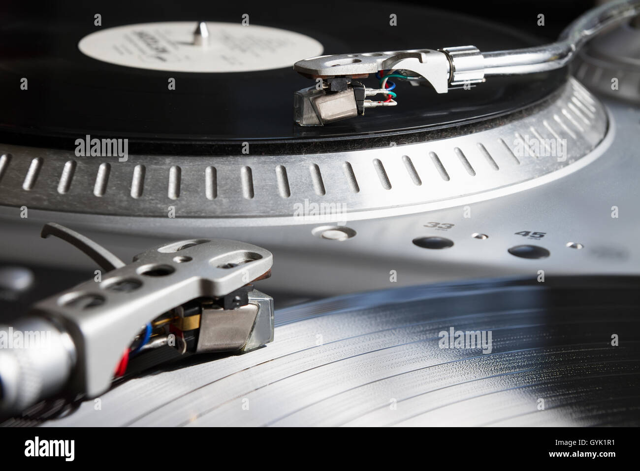 Plattenspieler Vinyl-Schallplatte mit Musik zu spielen. Nützliche Ausrüstung für DJ, Diskothek und Retro-Hipster-Thema oder Audio-Enthusiasten. Stockfoto