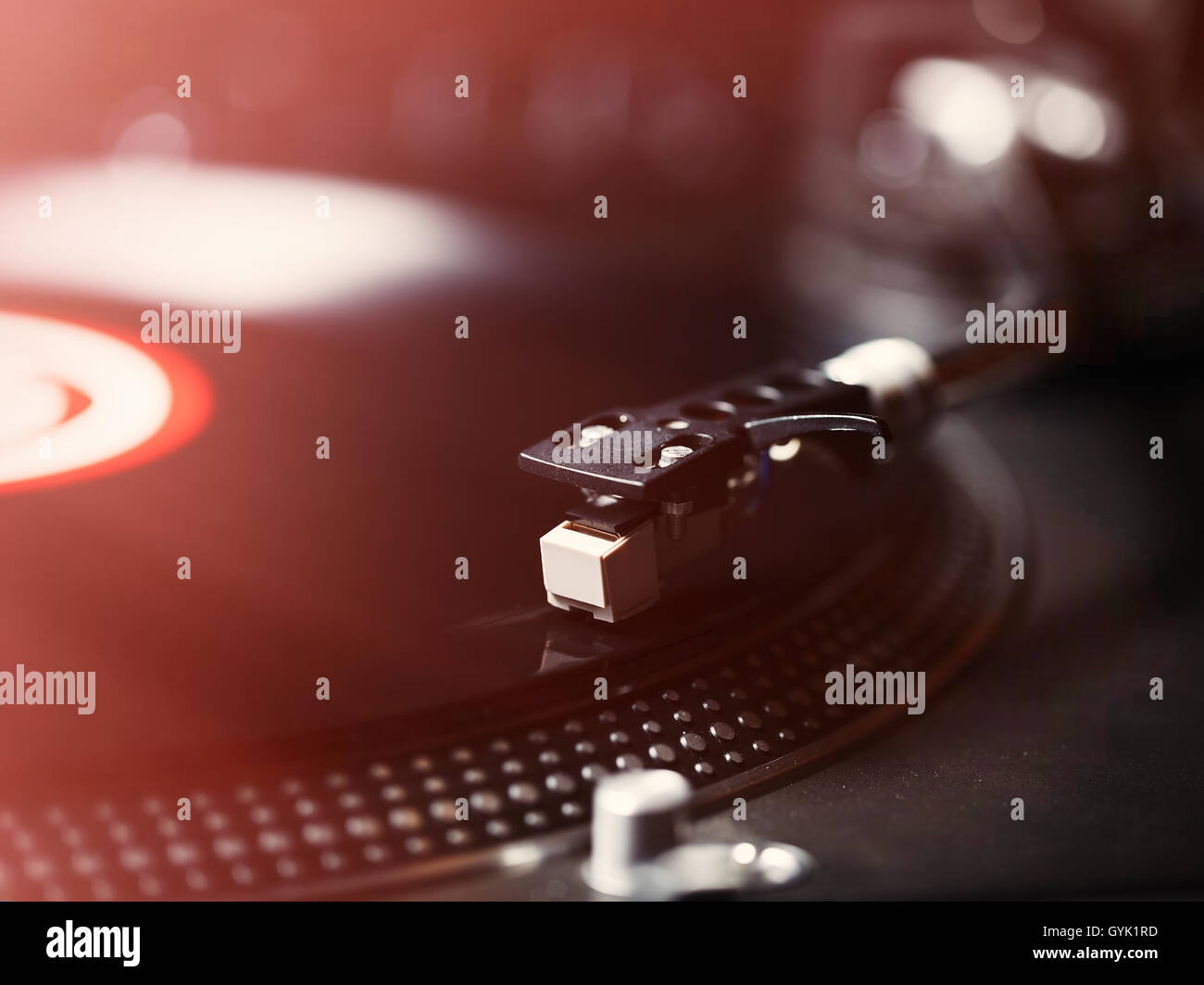 Plattenspieler Vinyl-Plattenspieler, analoge Tontechnik für DJ analoger und digitaler Musik. Großaufnahme, Makro Ausrüstung für professionelle Studio, Konzert, Event. Stockfoto