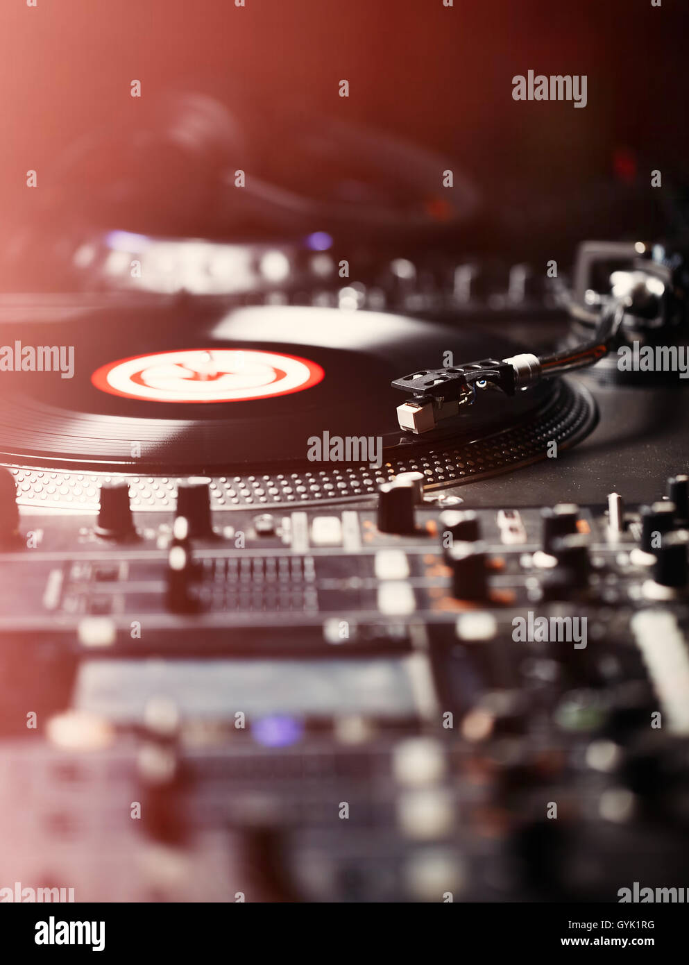Plattenspieler Vinyl-Plattenspieler, analoge Tontechnik für DJ analoger und digitaler Musik. Großaufnahme, Makro Ausrüstung für professionelle Studio, Konzert, Event. Stockfoto
