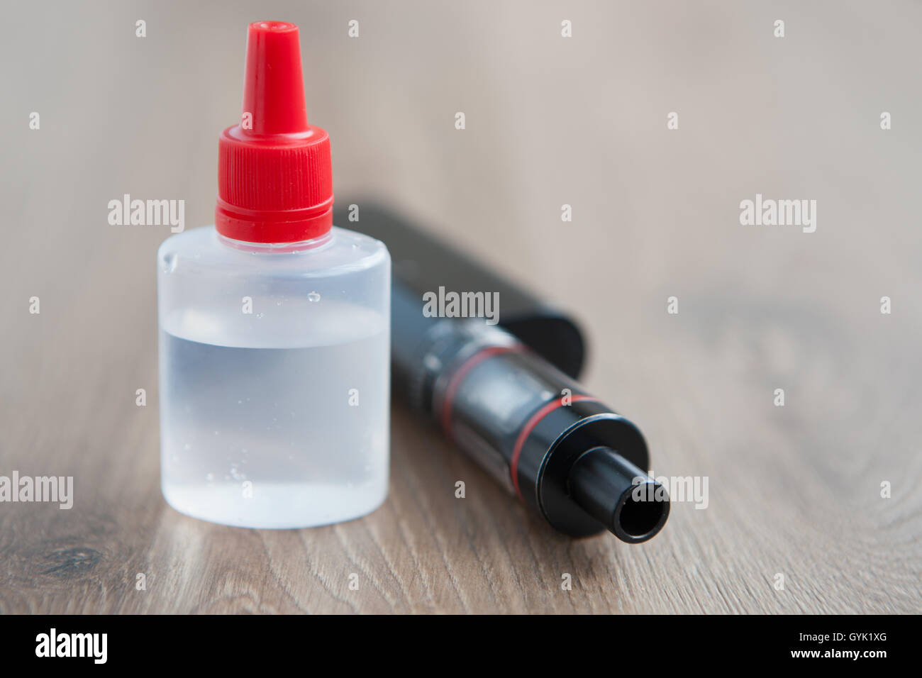 Vaping device vaporizer container e liquid -Fotos und -Bildmaterial in  hoher Auflösung – Alamy