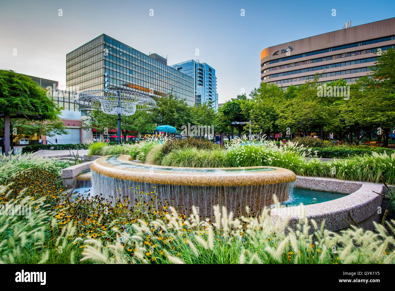 Brunnen und modernen Gebäuden in Crystal City, Arlington, Virginia. Stockfoto