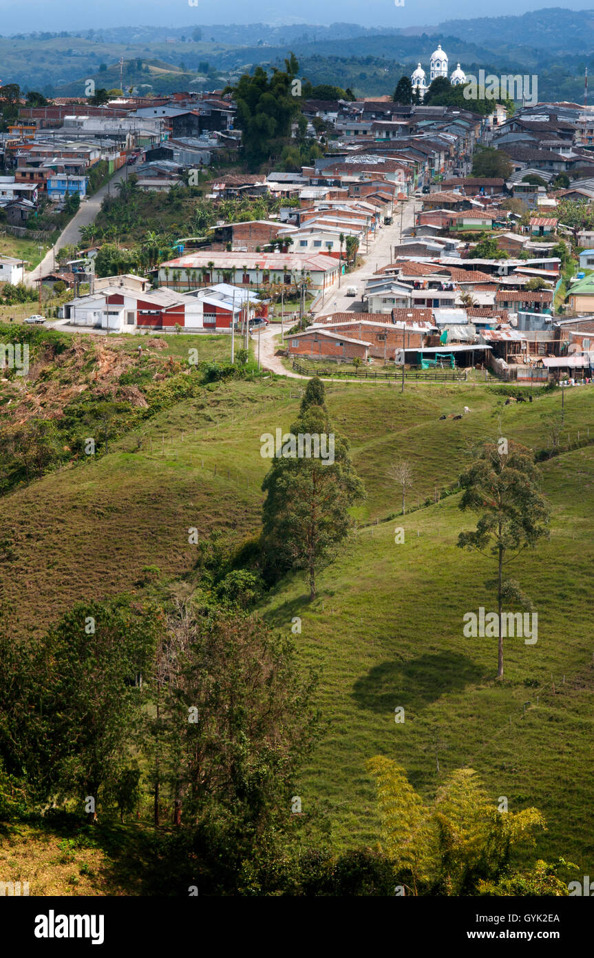 Blick auf das Dorf Filandia von Molina Lookout, Kolumbien. Finlandia, ist eine politische Gemeinde des Kaffee-Dreiecks. Colombi Stockfoto