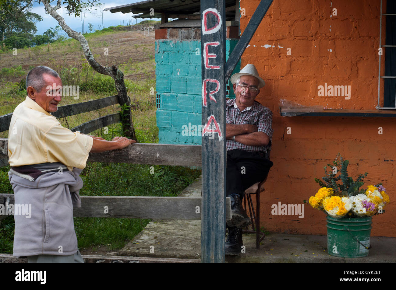 Verkäufer von Blumen neben Molina Lookout, Filandia, Kolumbien. Blick auf das Dorf Filandia. Finlandia, ist eine Gemeinde der Stockfoto