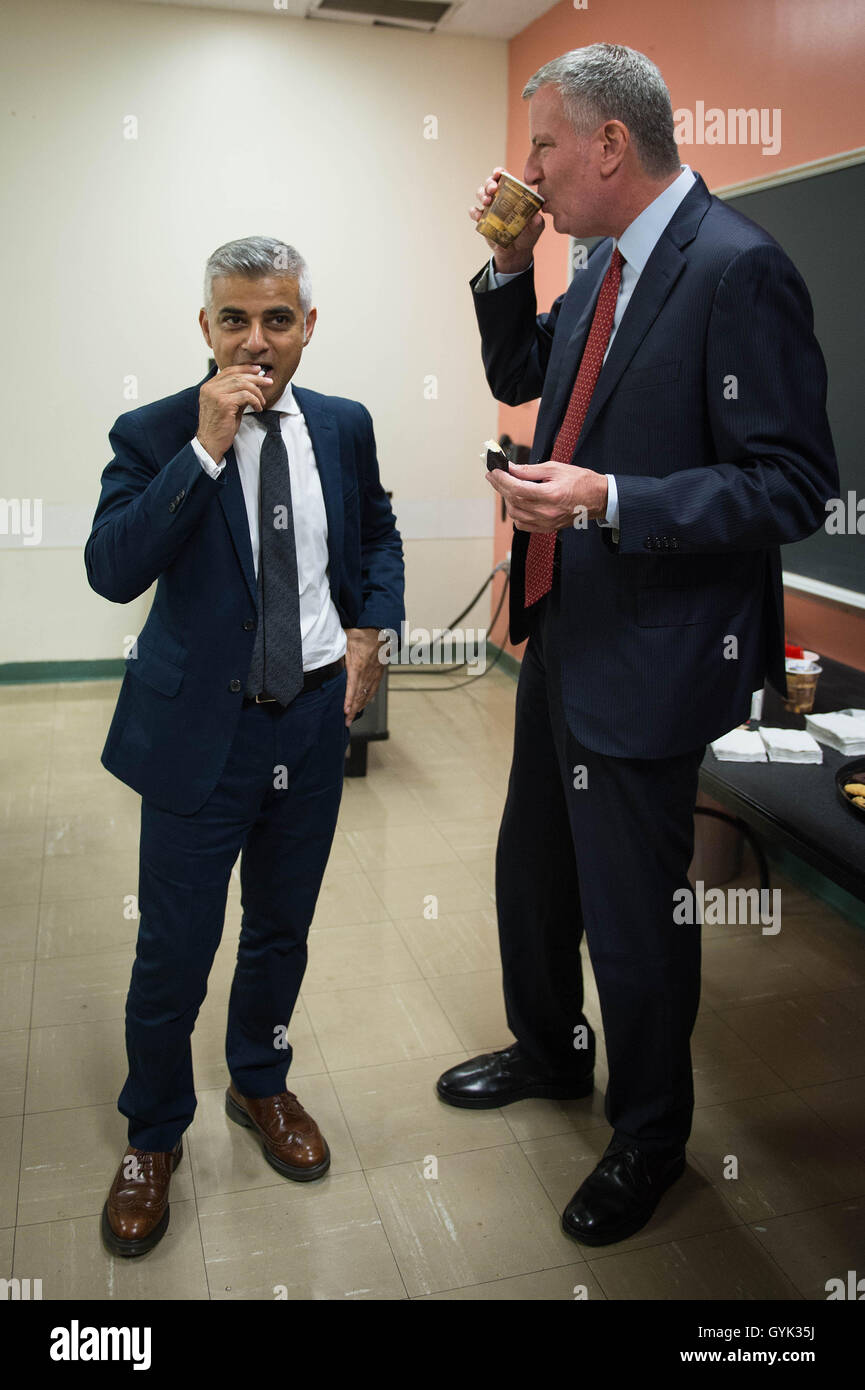 Bürgermeister von London Sadiq Khan (links) trifft seine New York Gegenstück Bürgermeister Bill de Blasio, Adresse eine muslimische Bevölkerungsgruppe-Rezeption mit einem Publikum von 100 Gemeindeleiter in LaGuardia Community College in New York City (NYC) bei einem dreitägigen Besuch in der US-Hauptstadt im Rahmen seines Besuchs in Nordamerika. Stockfoto