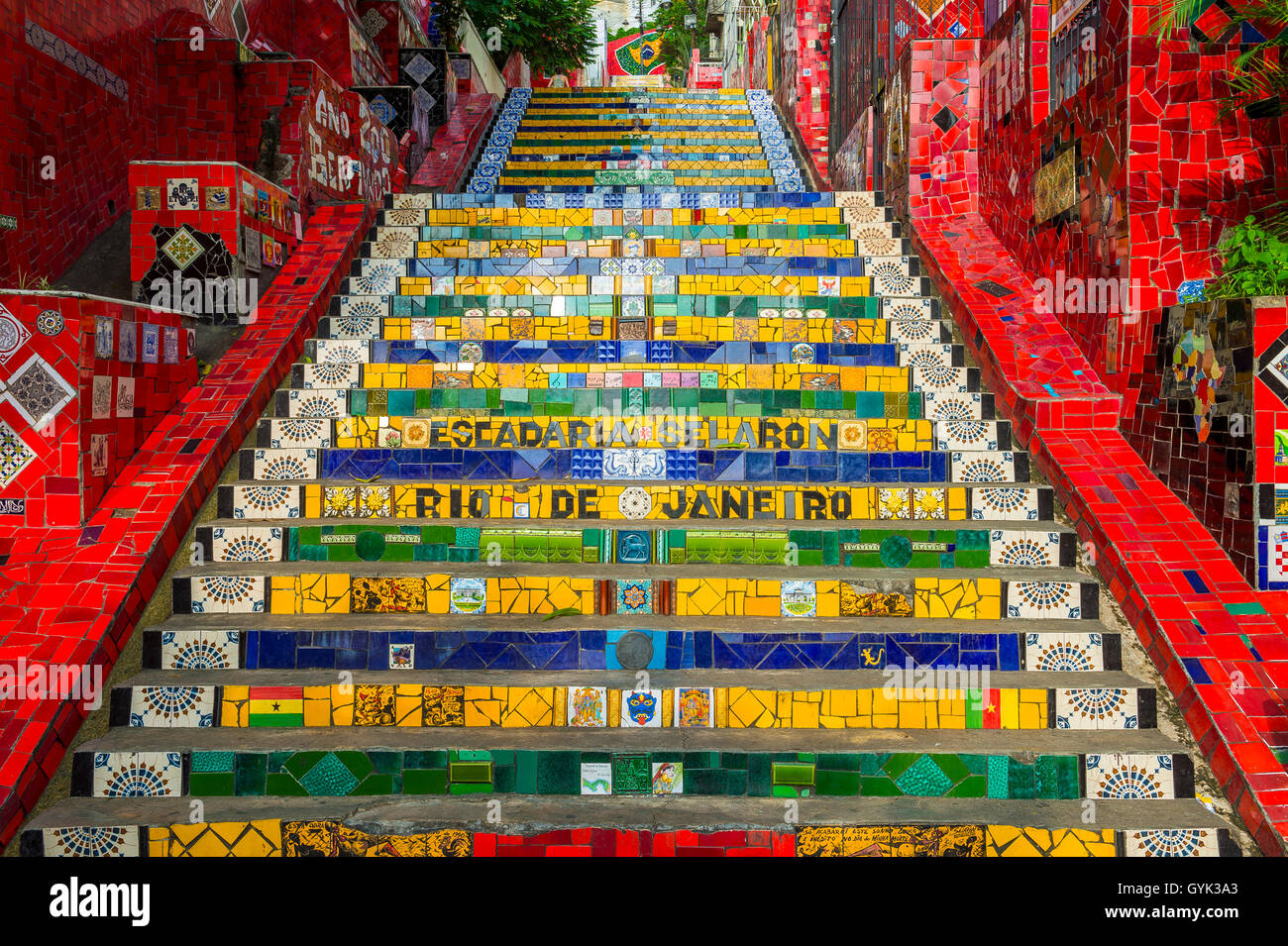 RIO DE JANEIRO - 29. März 2016: Seltener leeren Blick auf bunte Mosaik-Fliesen an den Escadaria Selarón Stufen. Stockfoto