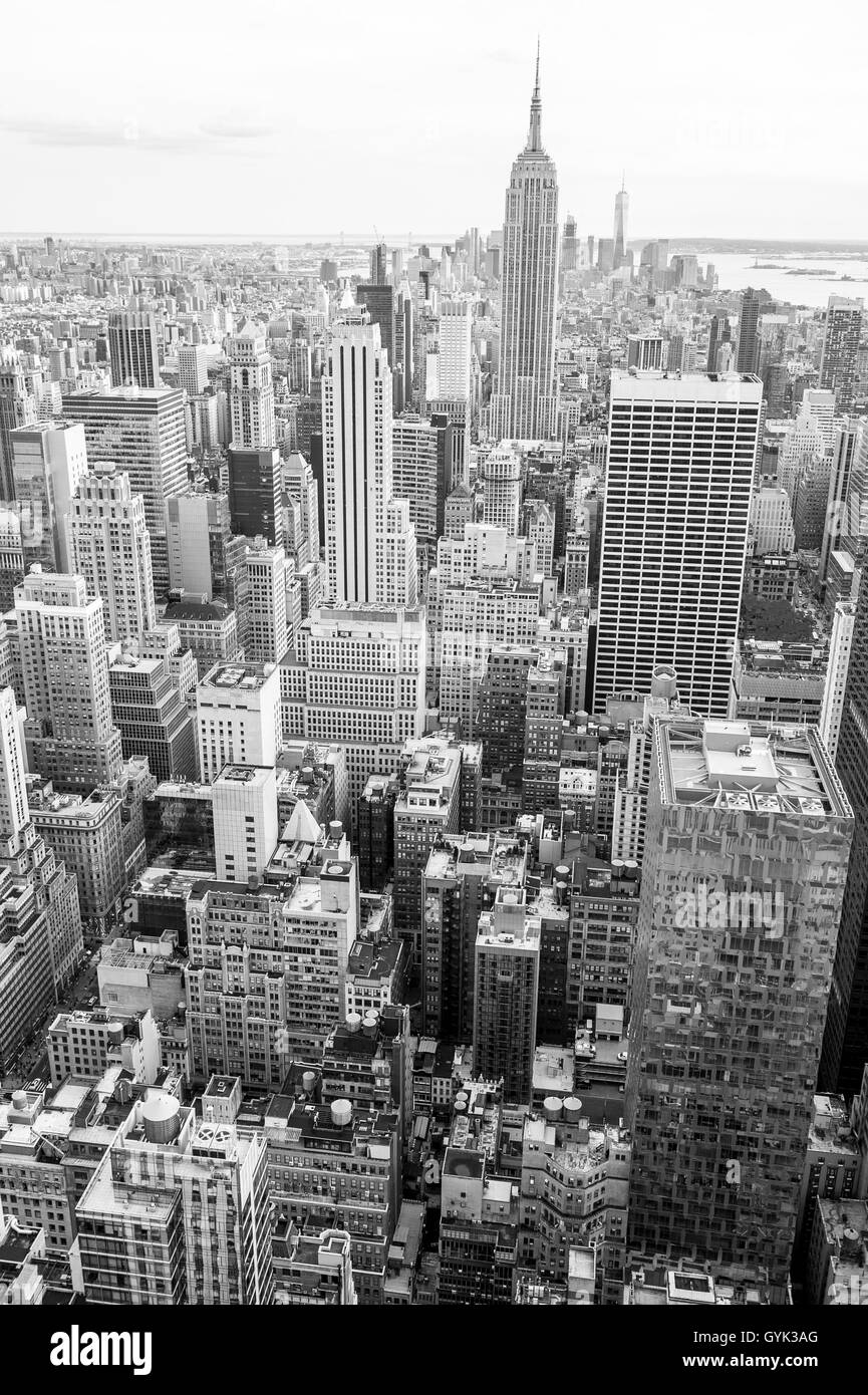 Blick auf Midtown Manhattan New York City Skyline in monochrom schwarz / weiß Stockfoto